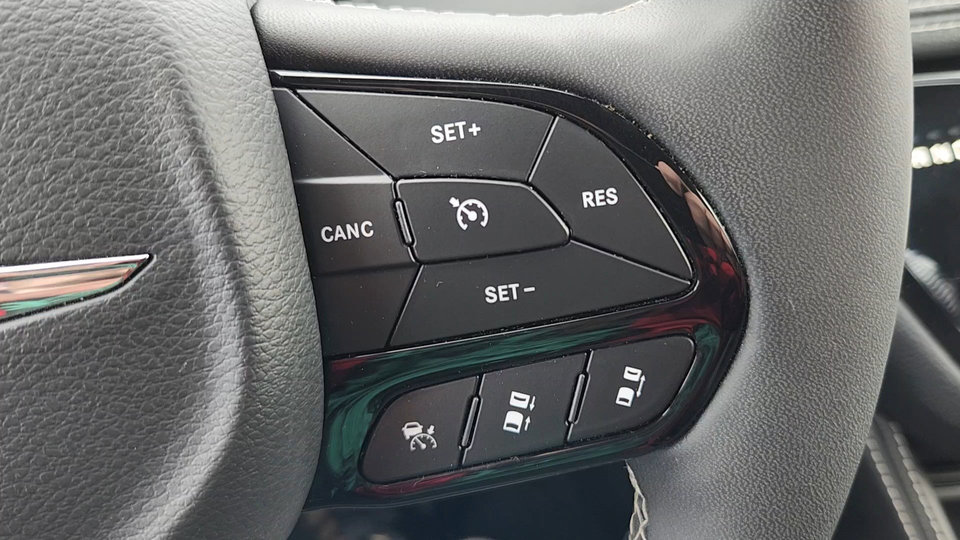 Used 2025 Chrysler Pacifica Limited image 14