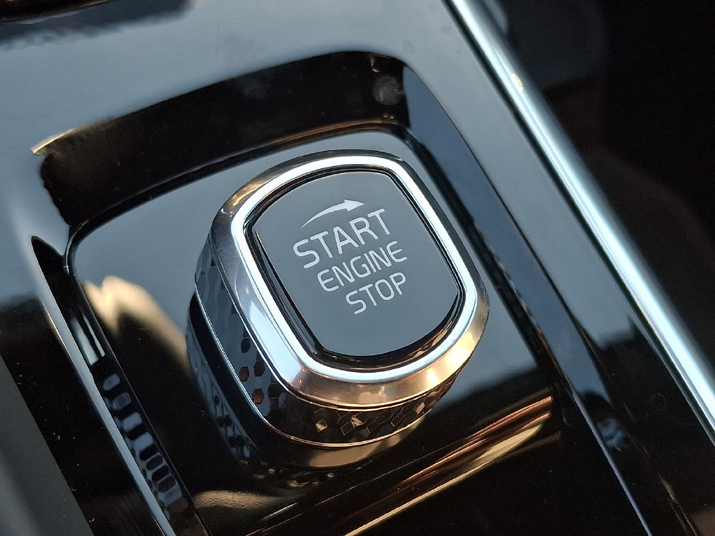 New 2027 Volvo XC60 B5 Plus AWD/4WD image 18
