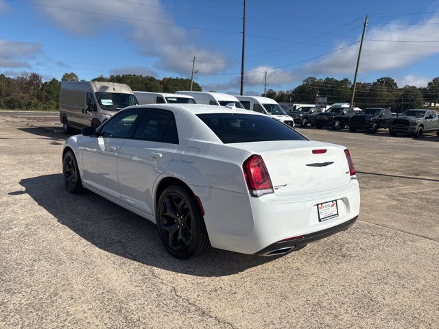Used 2022 Chrysler 300 Touring w/ Sport Appearance Package image 6