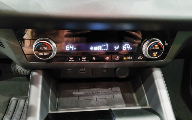 Used 2024 Mitsubishi Outlander SE image 33