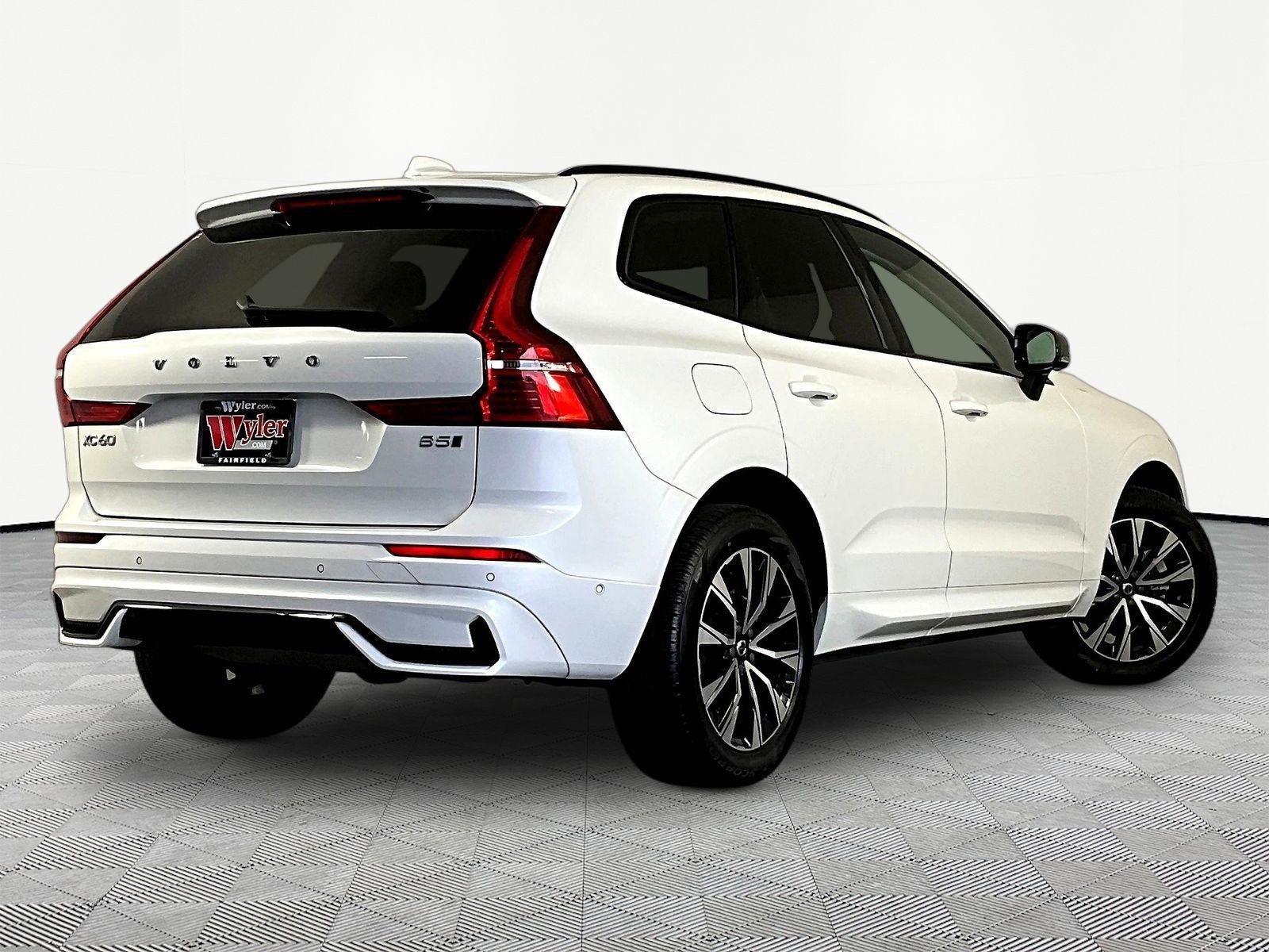 Used 2023 Volvo XC60 B5 Plus AWD/4WD image 6