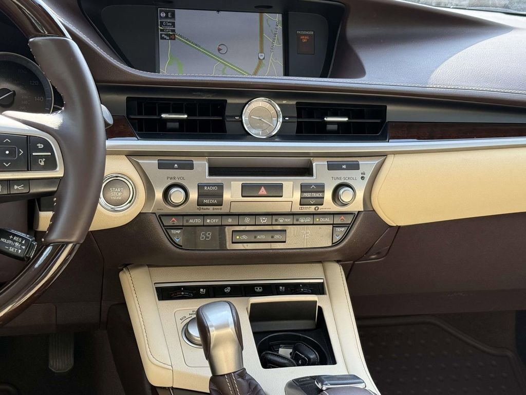 Used 2018 Lexus ES 350 w/ Luxury Package w/Wood Trim FWD image 18