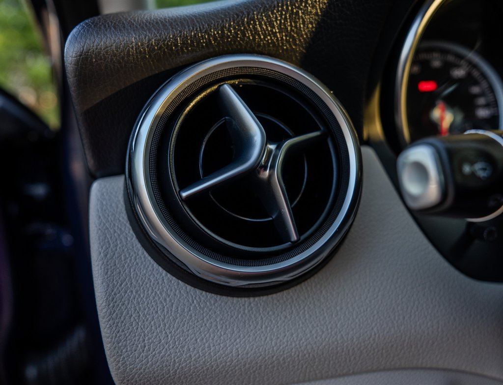Used 2018 Mercedes-Benz GLA 250 4MATIC w/ Premium Package image 18