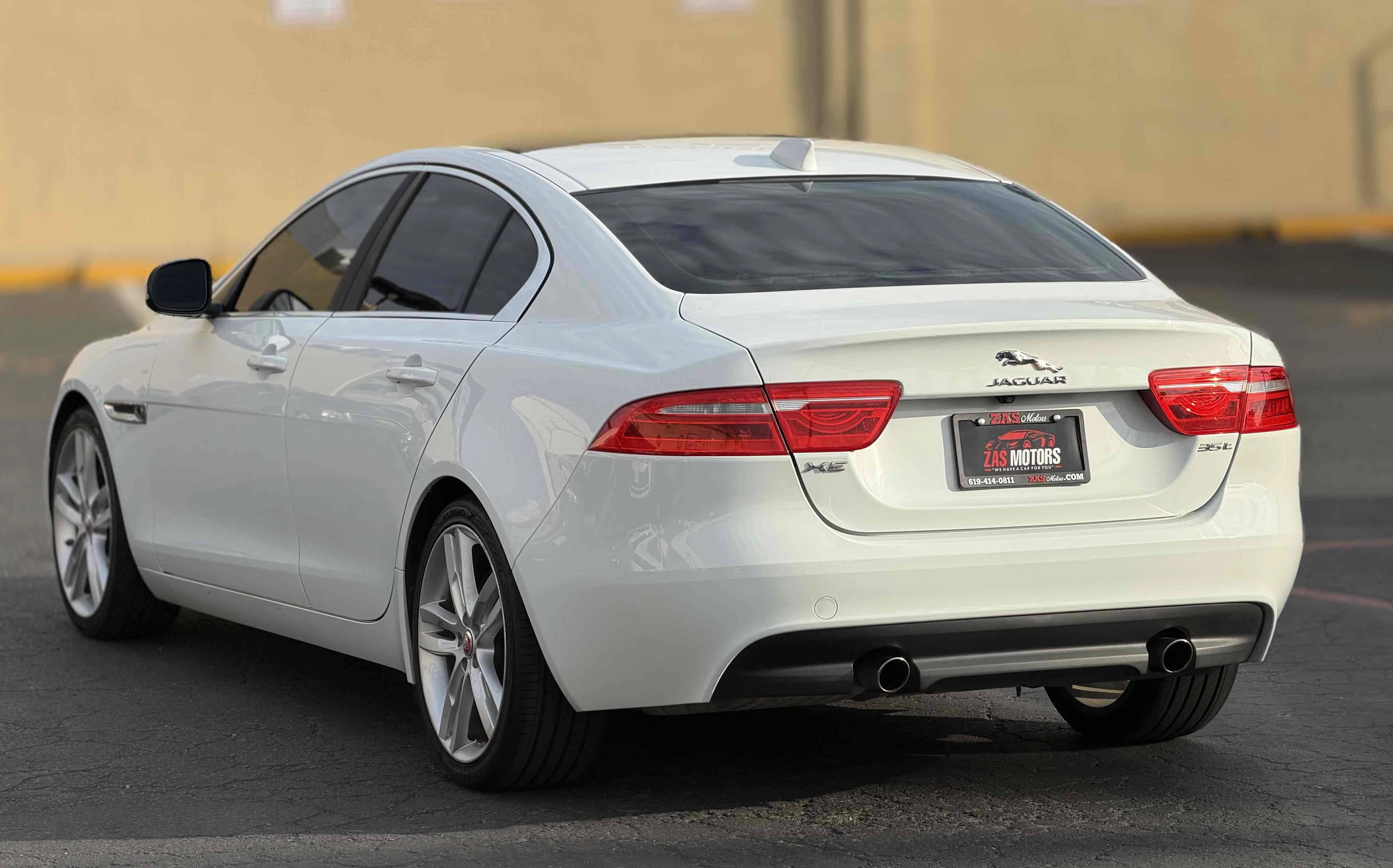 Used 2017 Jaguar XE Prestige RWD image 7