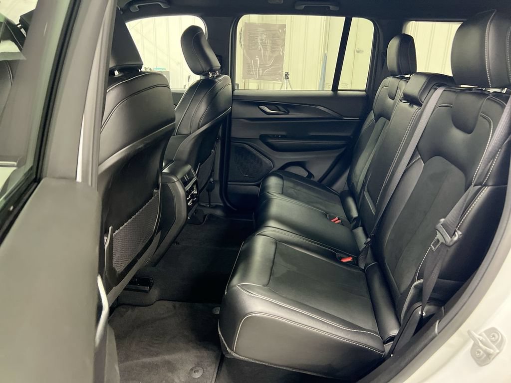 Used 2025 Jeep Grand Cherokee Altitude AWD/4WD image 22