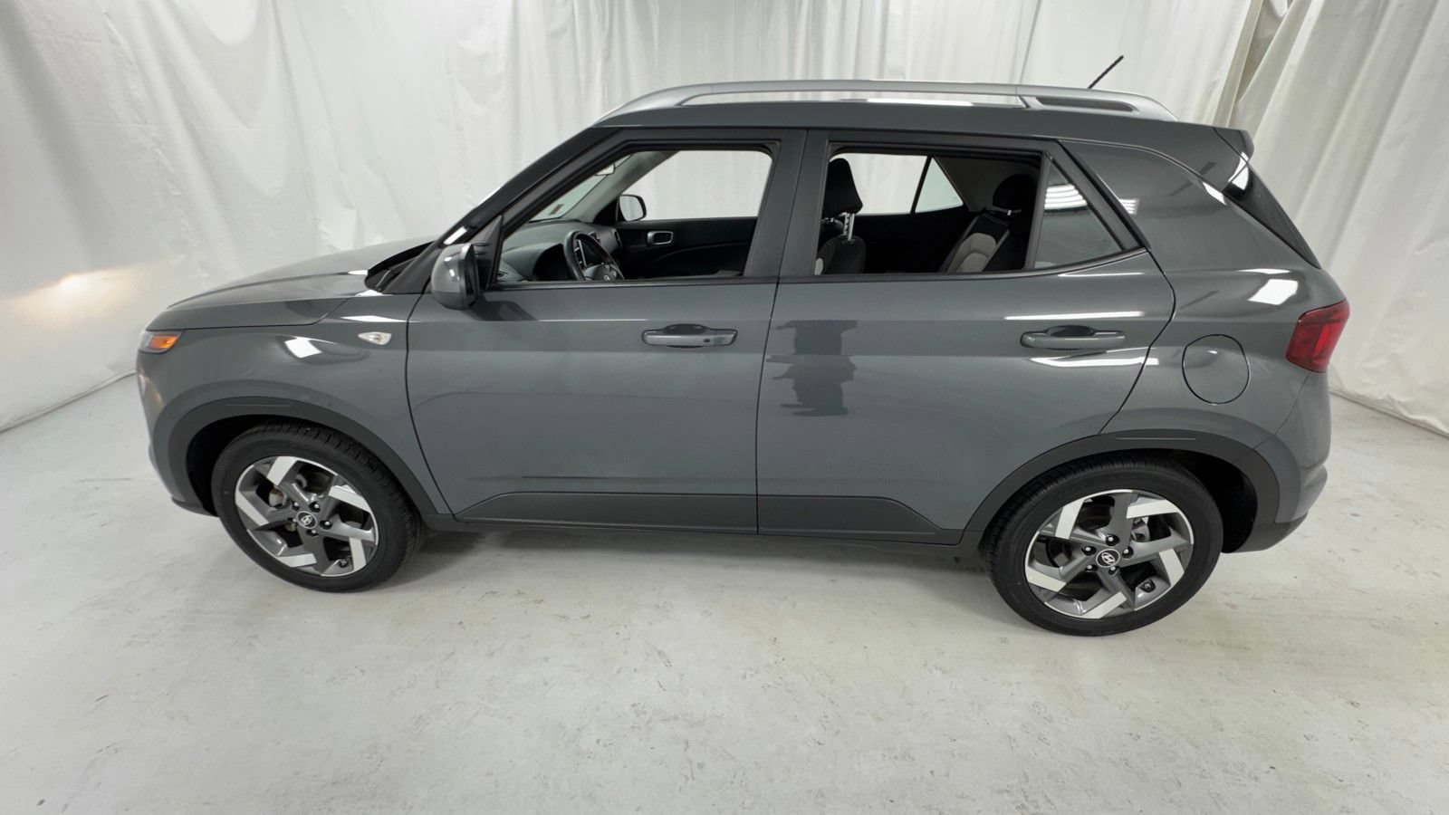 Used 2025 Hyundai Venue SEL FWD image 6
