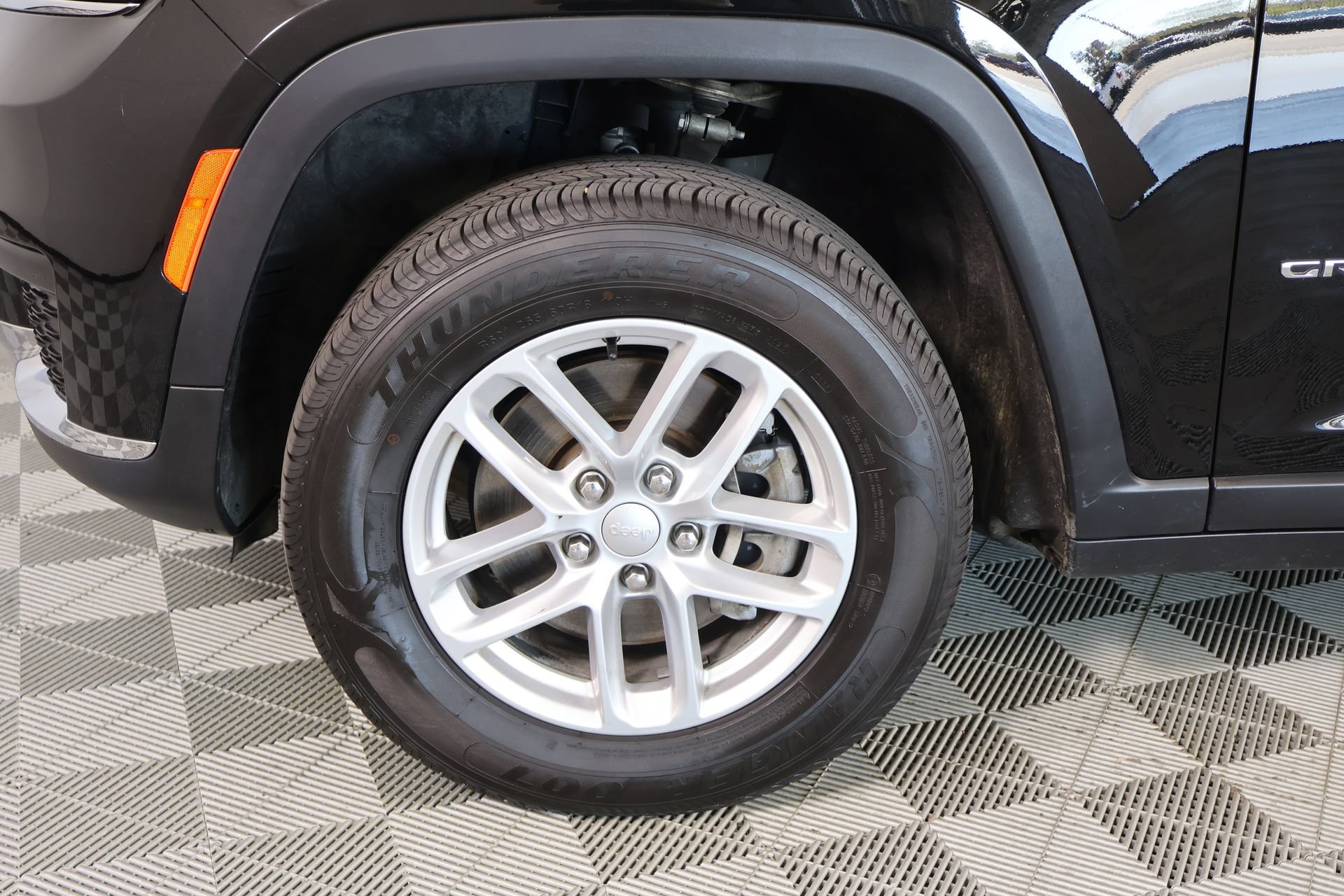 Used 2023 Jeep Grand Cherokee L Laredo AWD/4WD image 17