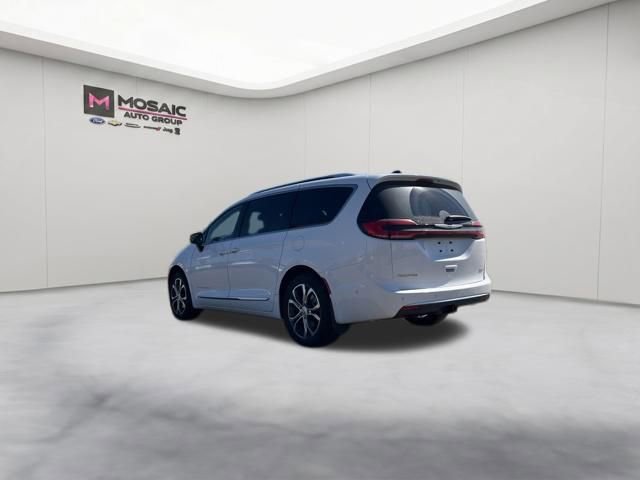 Used 2025 Chrysler Pacifica Pinnacle w/ Trailer Tow Group AWD/4WD image 7