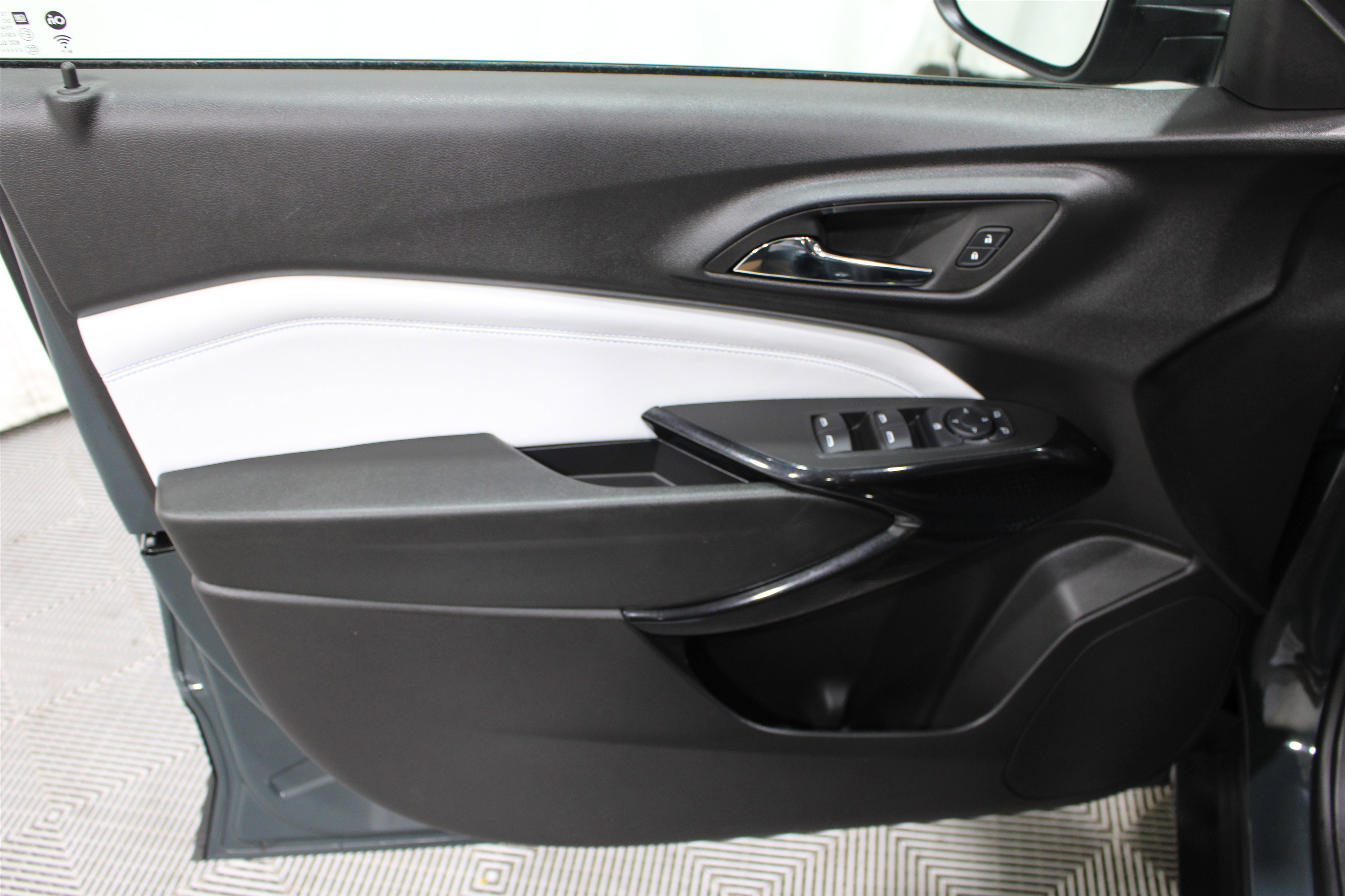 Used 2025 Chevrolet Trax LT w/ LT Convenience Package FWD image 6