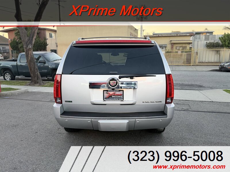 Used 2011 Cadillac Escalade Luxury AWD/4WD image 5