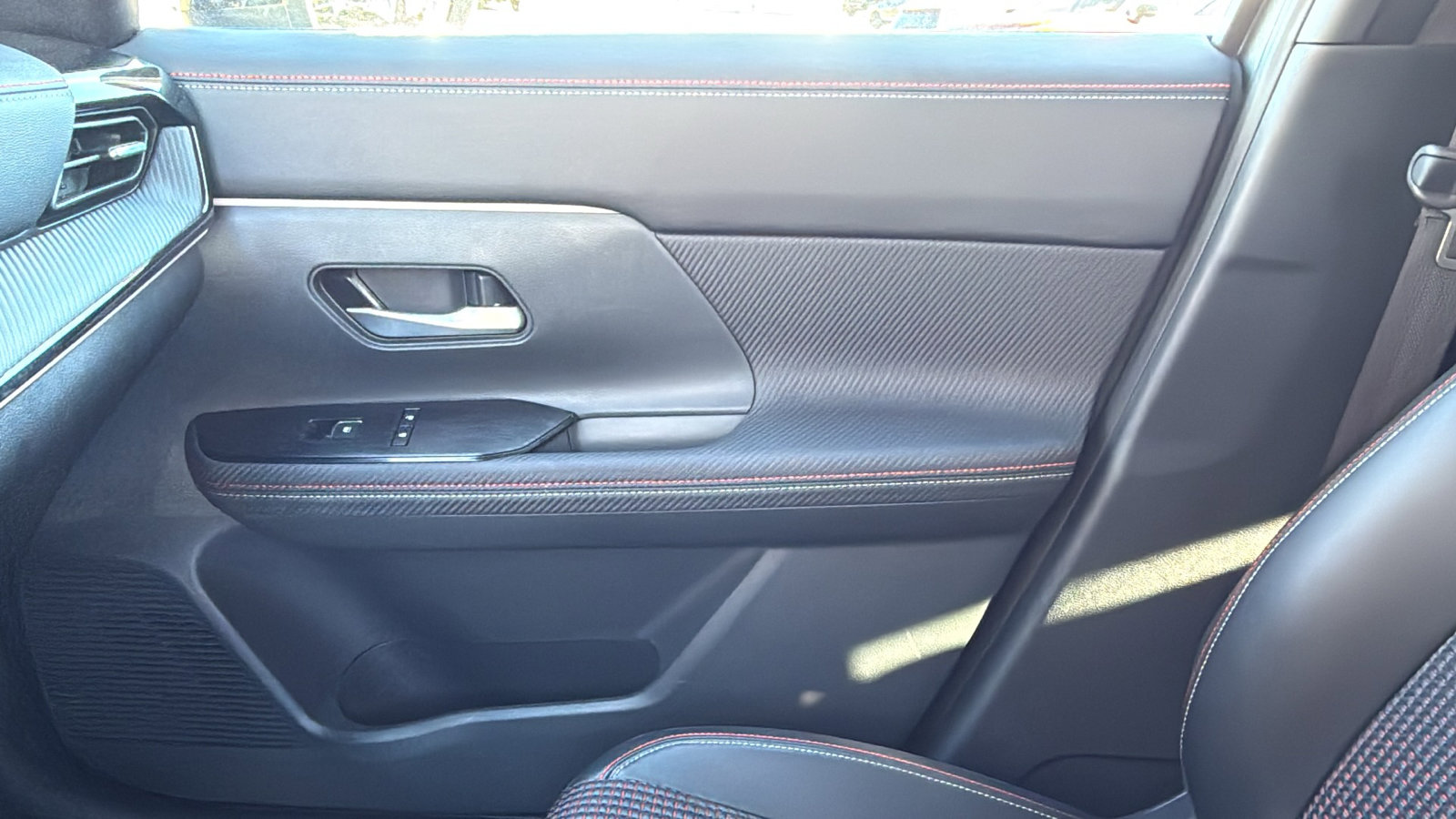 Certified 2025 Nissan Kicks SR image 18