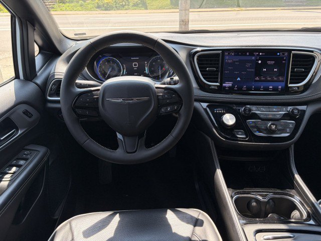 Used 2025 Chrysler Pacifica Limited FWD image 14