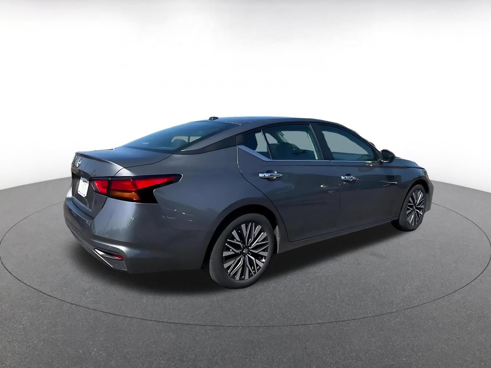 Used 2025 Nissan Altima 2.5 SV FWD image 11