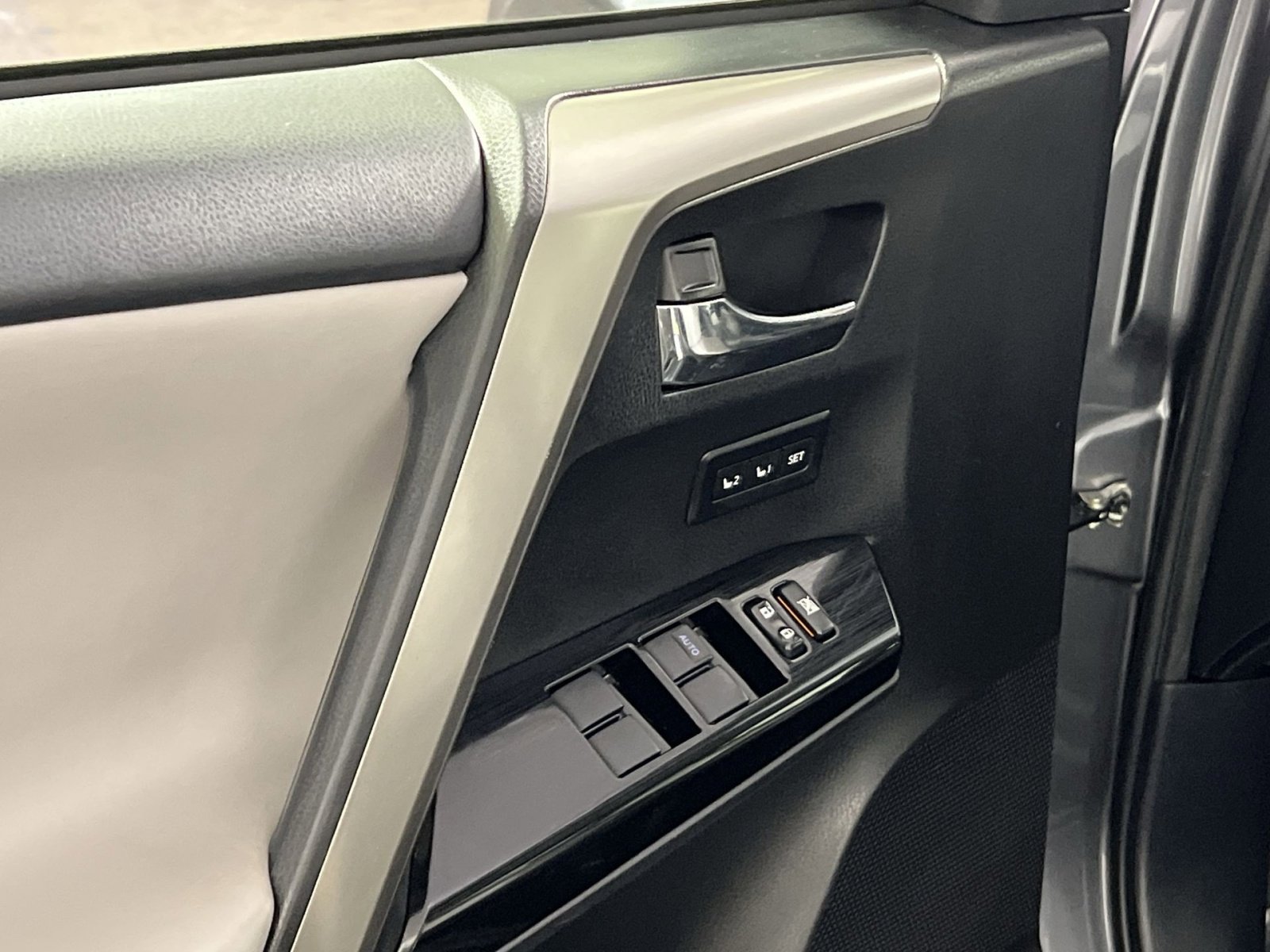 Used 2018 Toyota RAV4 Limited image 15