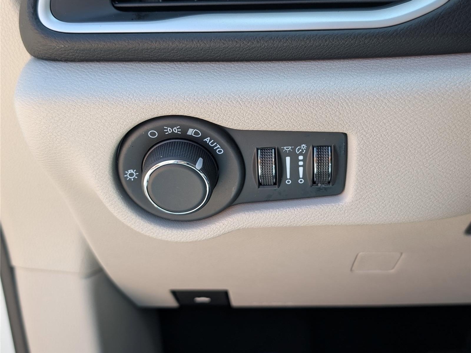 Used 2023 Chrysler Voyager LX FWD image 21