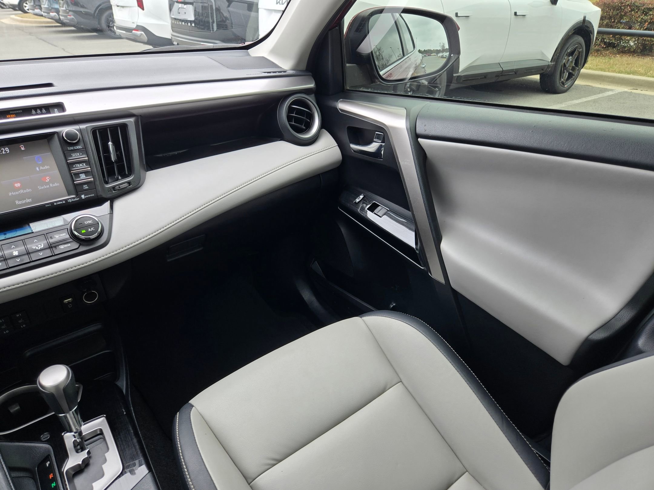 Used 2018 Toyota RAV4 Limited image 13