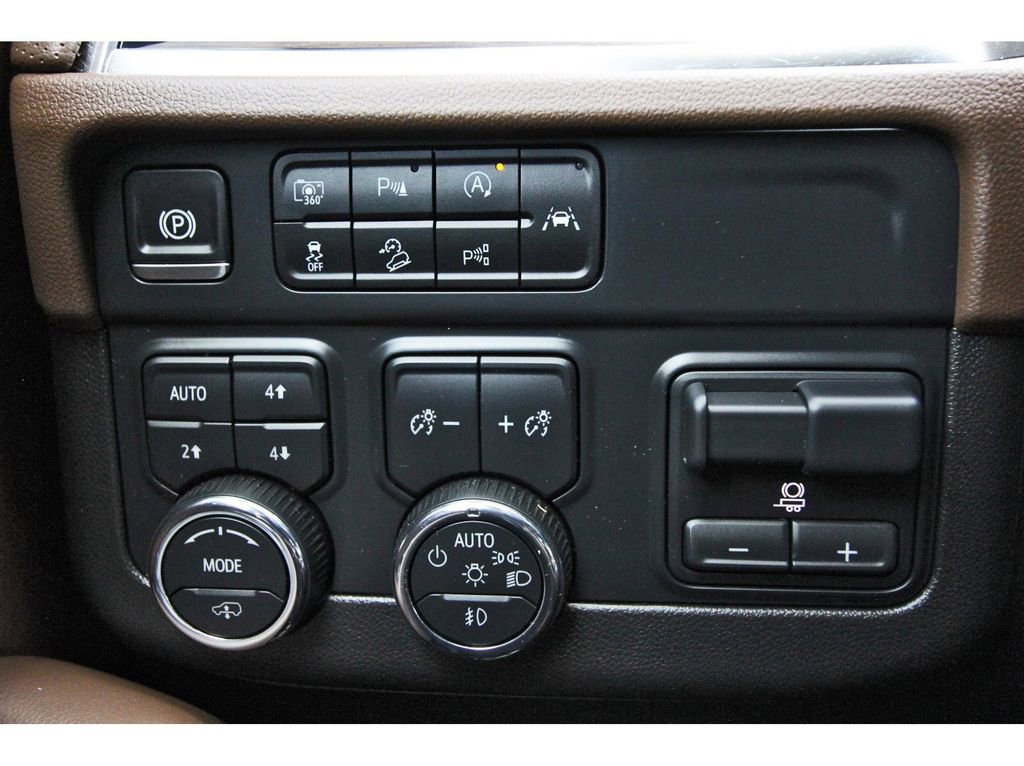 Used 2025 Chevrolet Suburban High Country AWD/4WD image 16