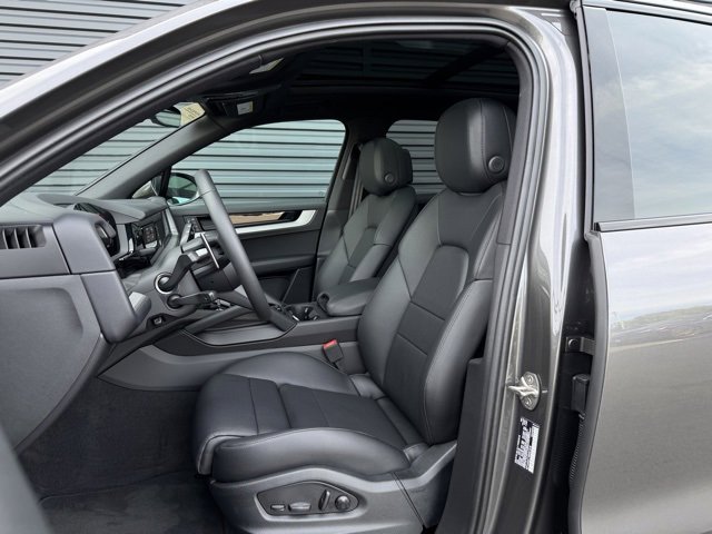 Used 2025 Porsche Cayenne image 5