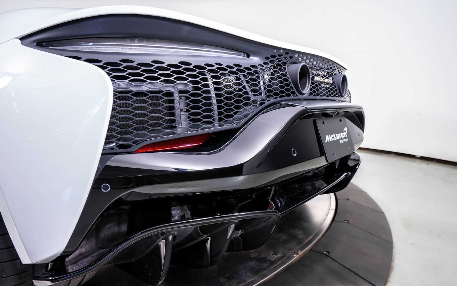 Used 2025 McLaren Artura Spider image 23