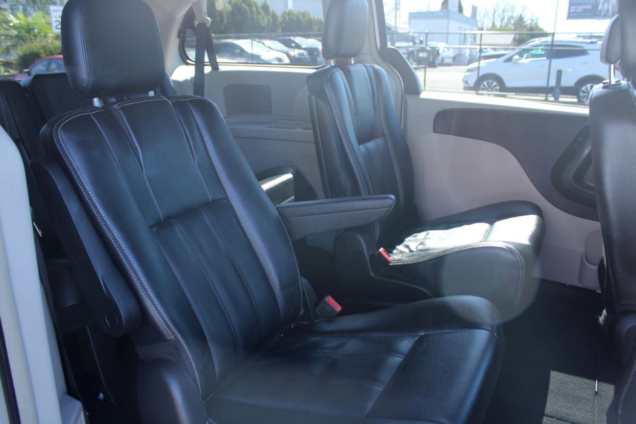 Used 2016 Chrysler Town & Country Touring FWD image 15