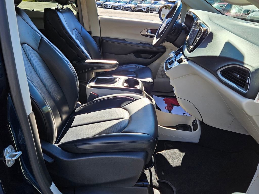 Used 2023 Chrysler Pacifica Touring-L image 16