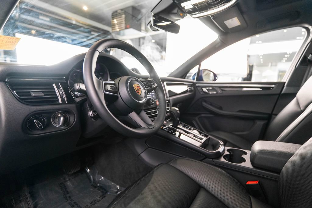 Certified 2026 Porsche Macan AWD/4WD image 4