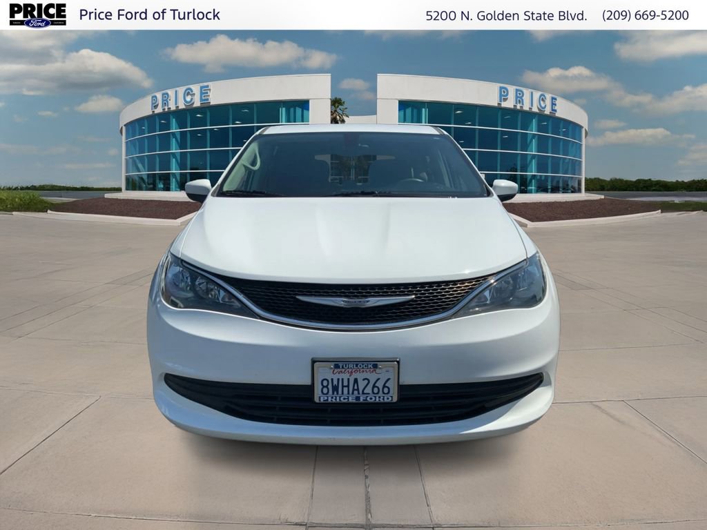 Used 2017 Chrysler Pacifica LX FWD image 2
