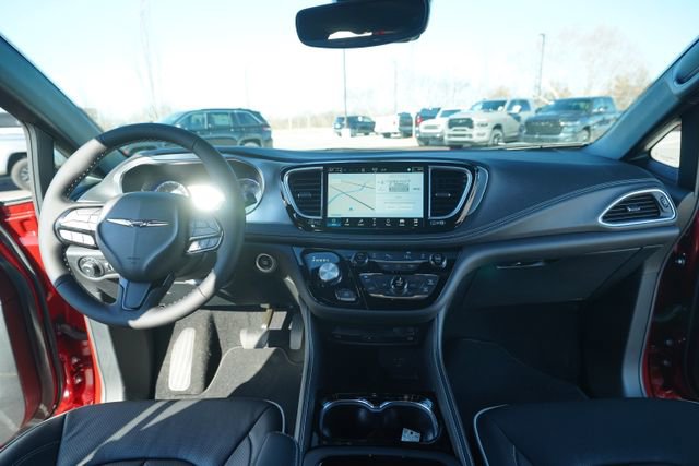 New 2026 Chrysler Pacifica Limited w/ Uconnect Theater Family Group image 25