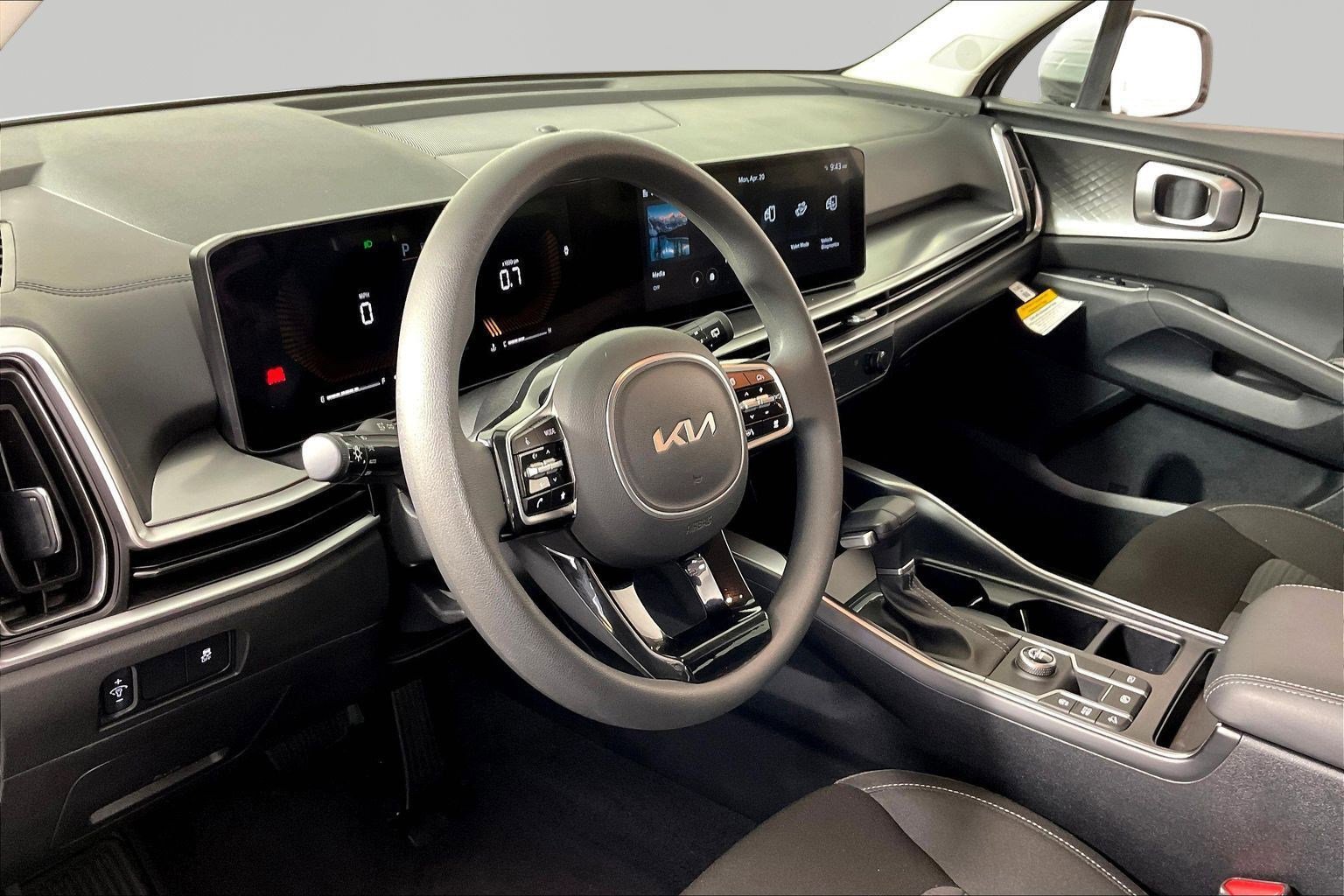 Certified 2025 Kia Sorento LX FWD image 17