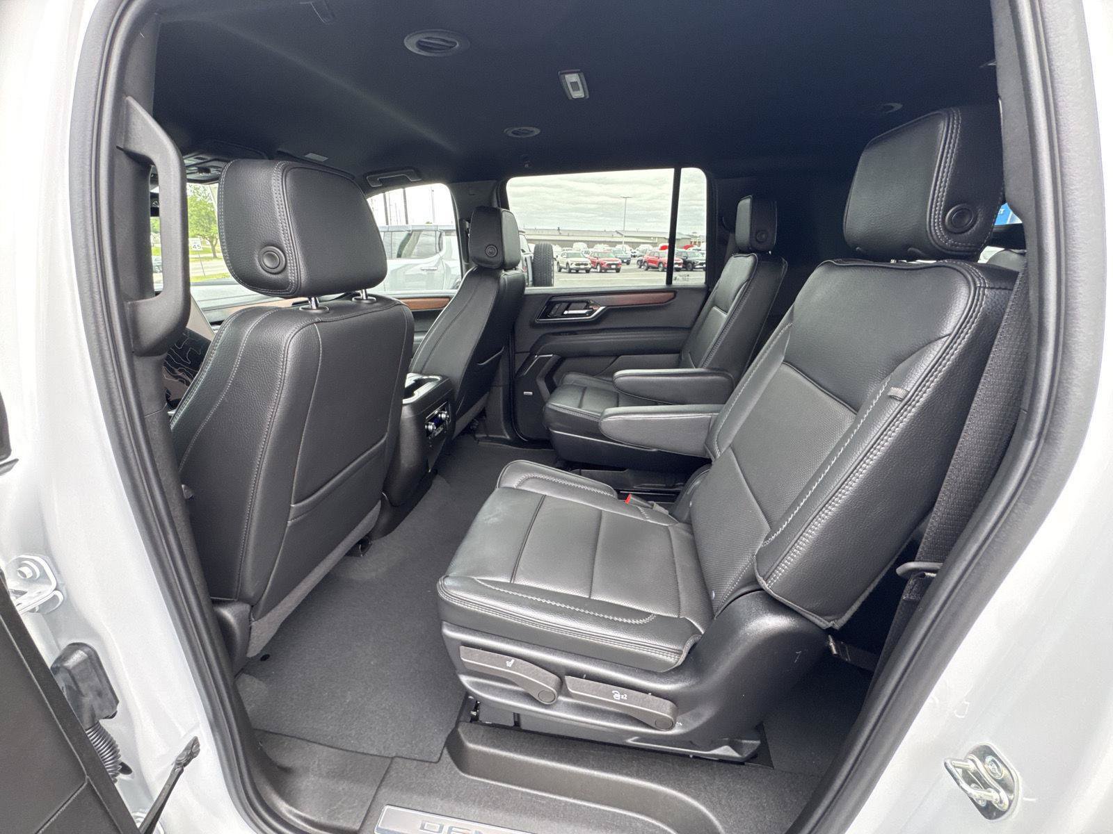 Used 2025 GMC Yukon XL Denali AWD/4WD image 9