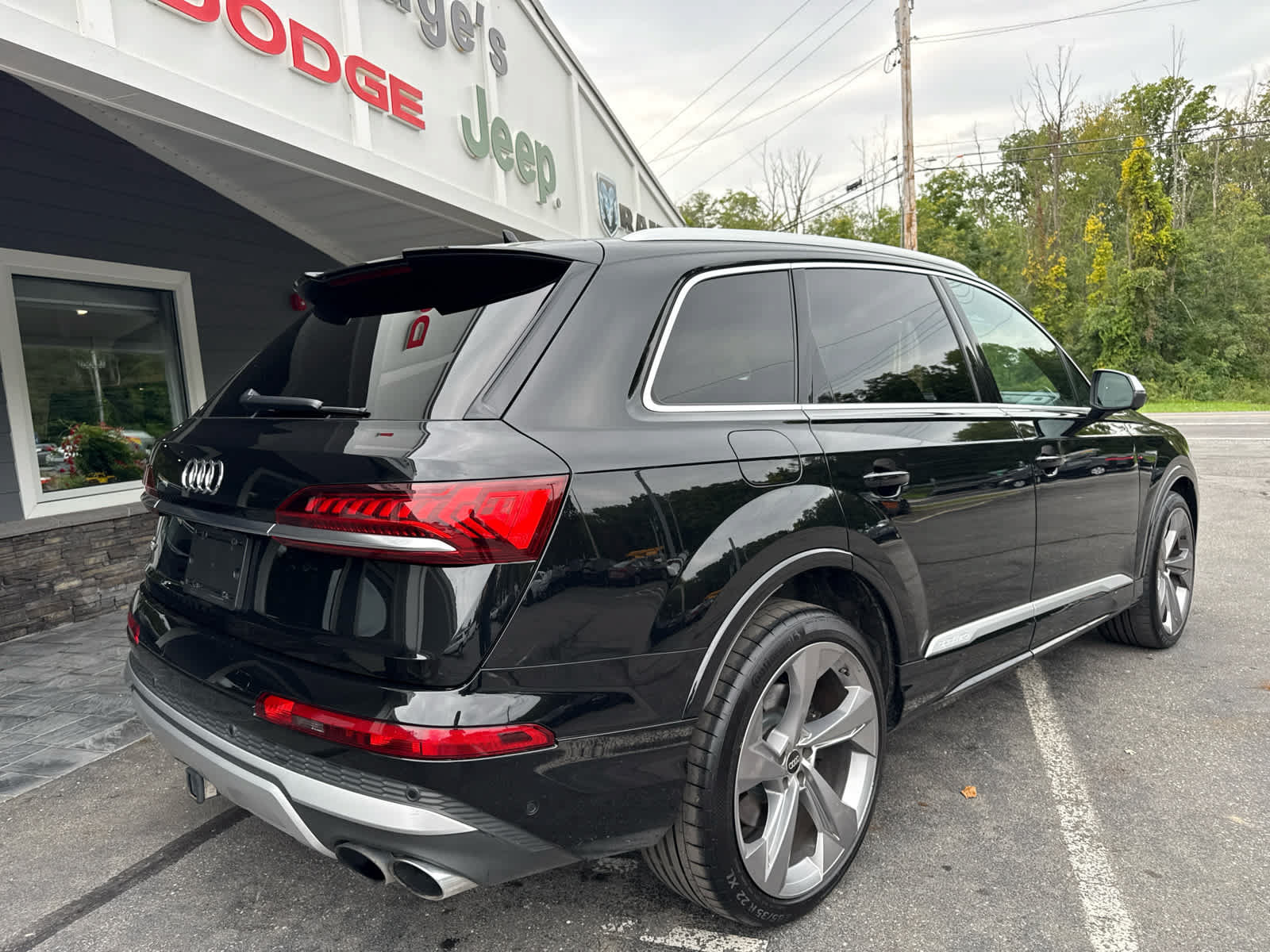 Used 2023 Audi SQ7 Premium Plus w/ Towing Package AWD/4WD image 3