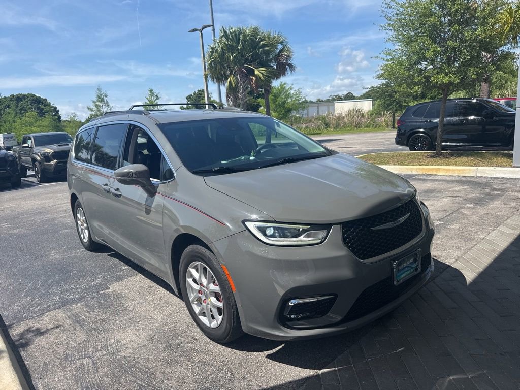 Used 2022 Chrysler Pacifica Touring-L FWD image 2