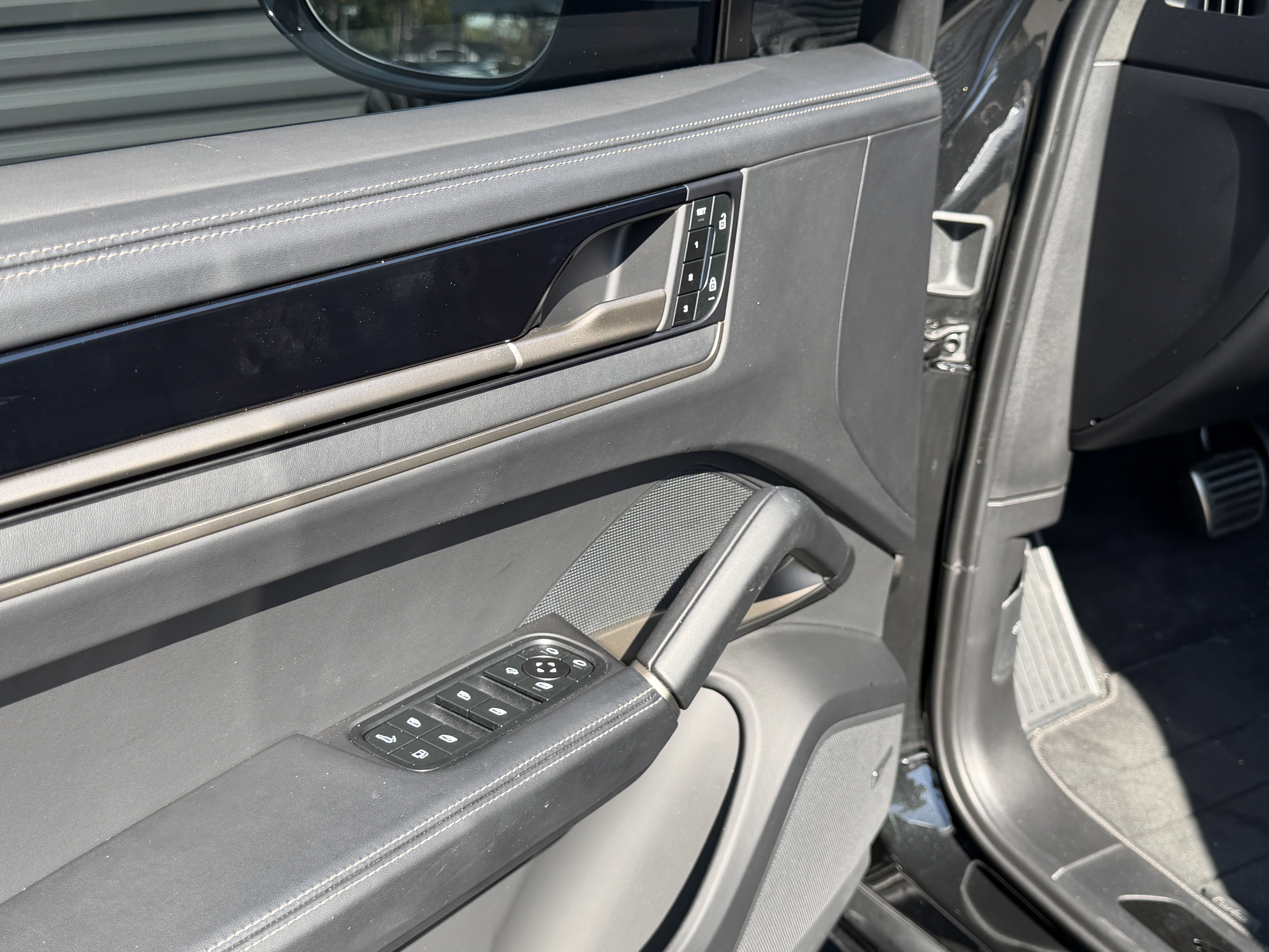 Used 2025 Porsche Cayenne Turbo image 12