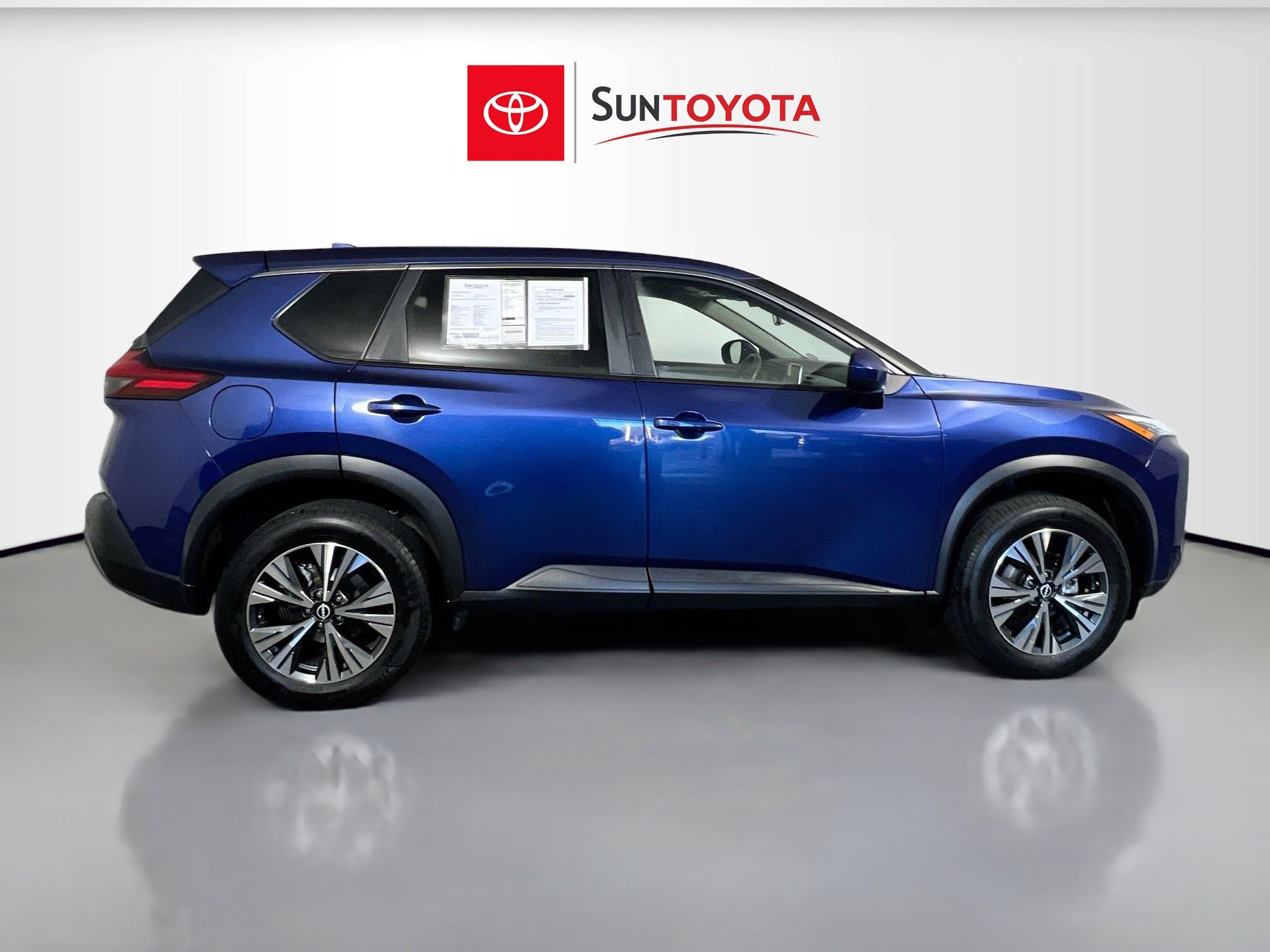 Used 2023 Nissan Rogue SV image 2