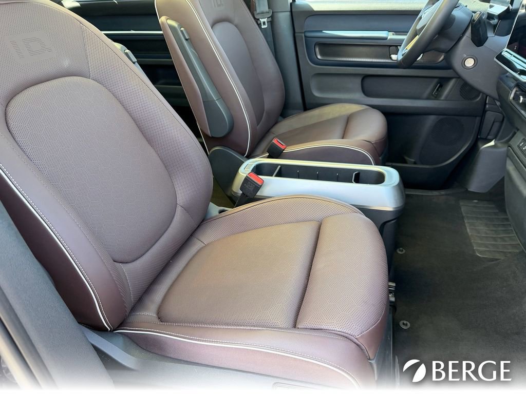 Used 2025 Volkswagen ID. Buzz Pro S Plus RWD image 13