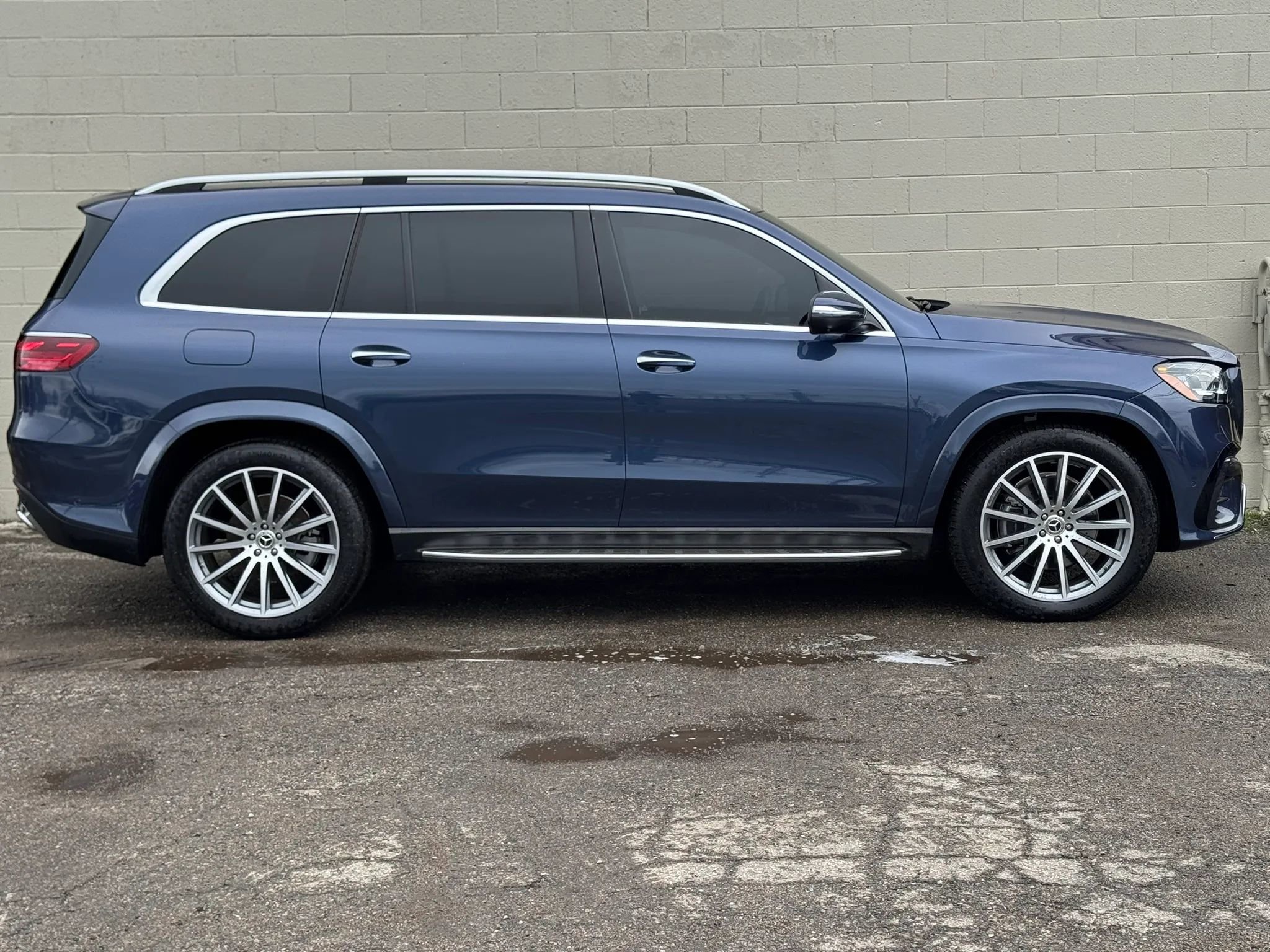 Used 2025 Mercedes-Benz GLS 450 4MATIC w/ AMG Line Exterior image 15