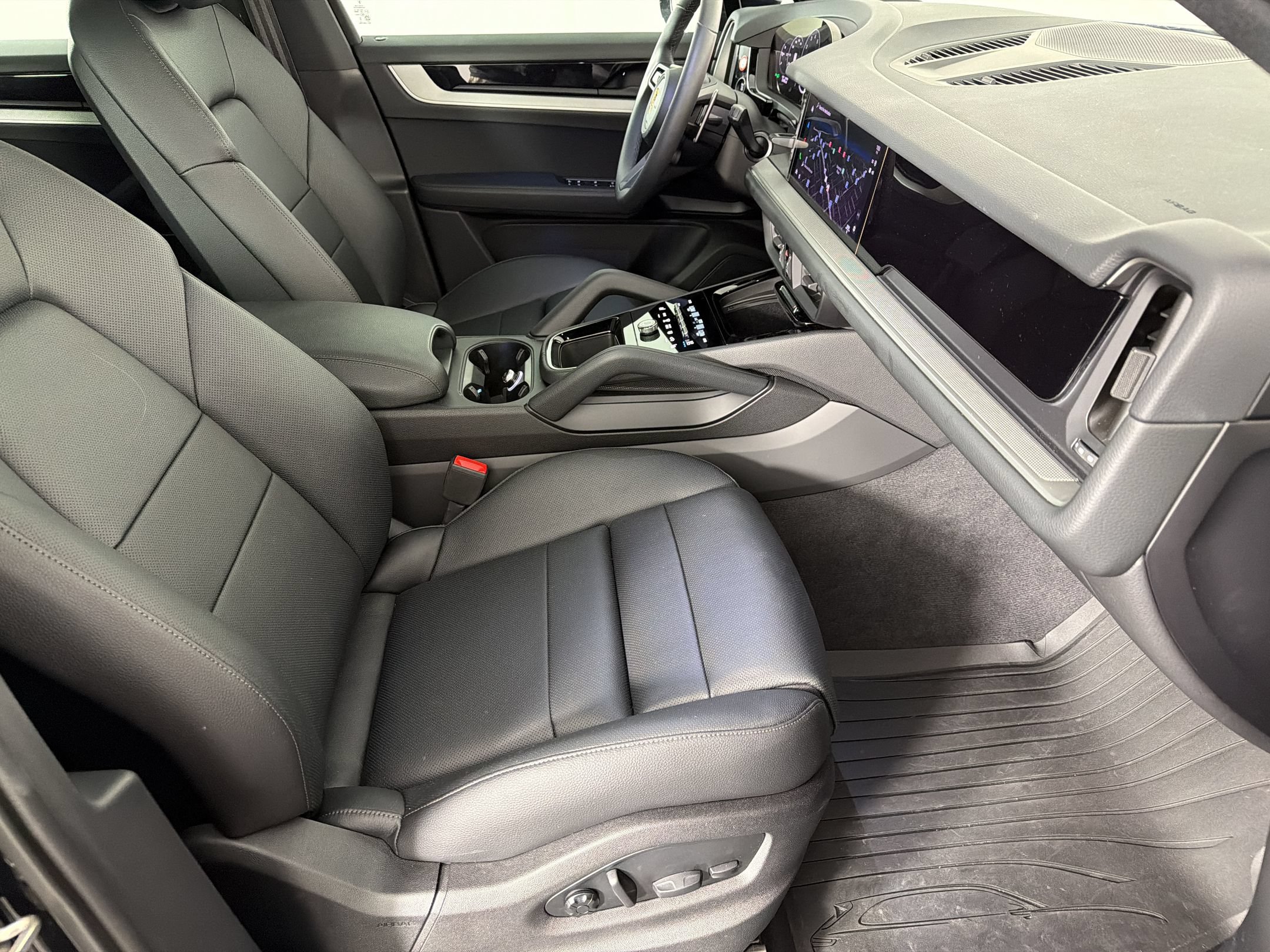 Certified 2026 Porsche Cayenne AWD/4WD image 30