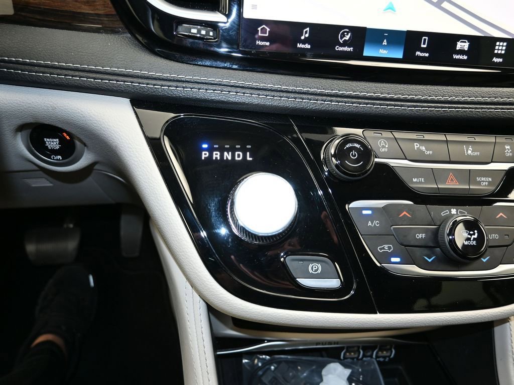 Used 2023 Chrysler Pacifica Limited image 19