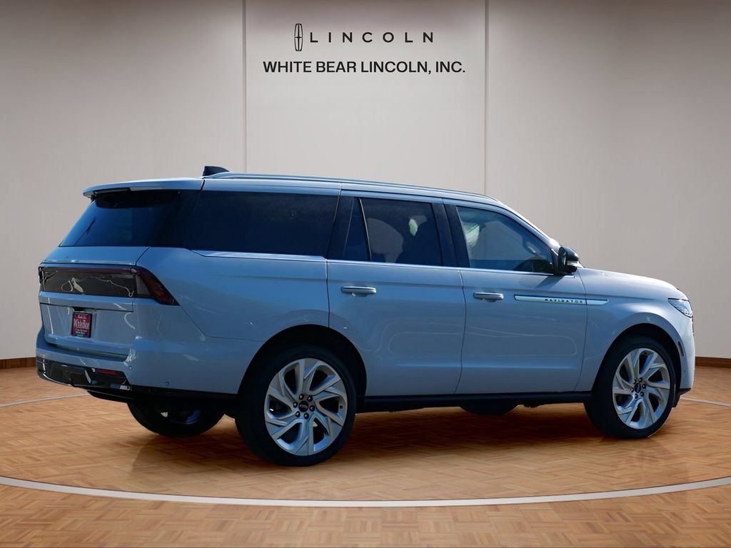 Used 2025 Lincoln Navigator Reserve AWD/4WD image 5