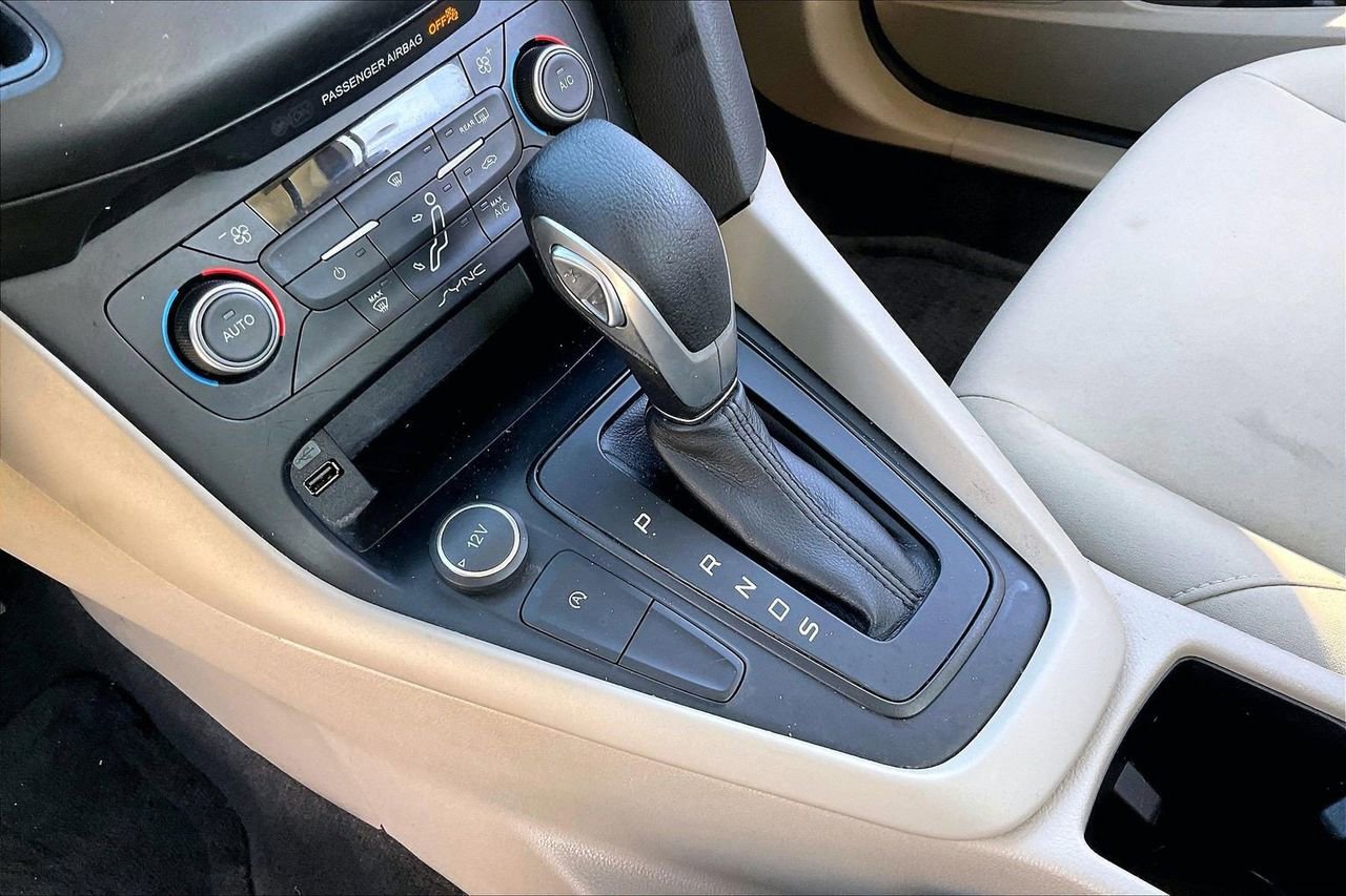 Used 2018 Ford Focus SE w/ SE Appearance Package image 28