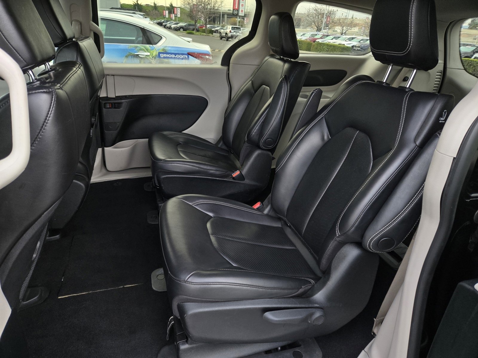 Used 2023 Chrysler Pacifica Touring-L image 11