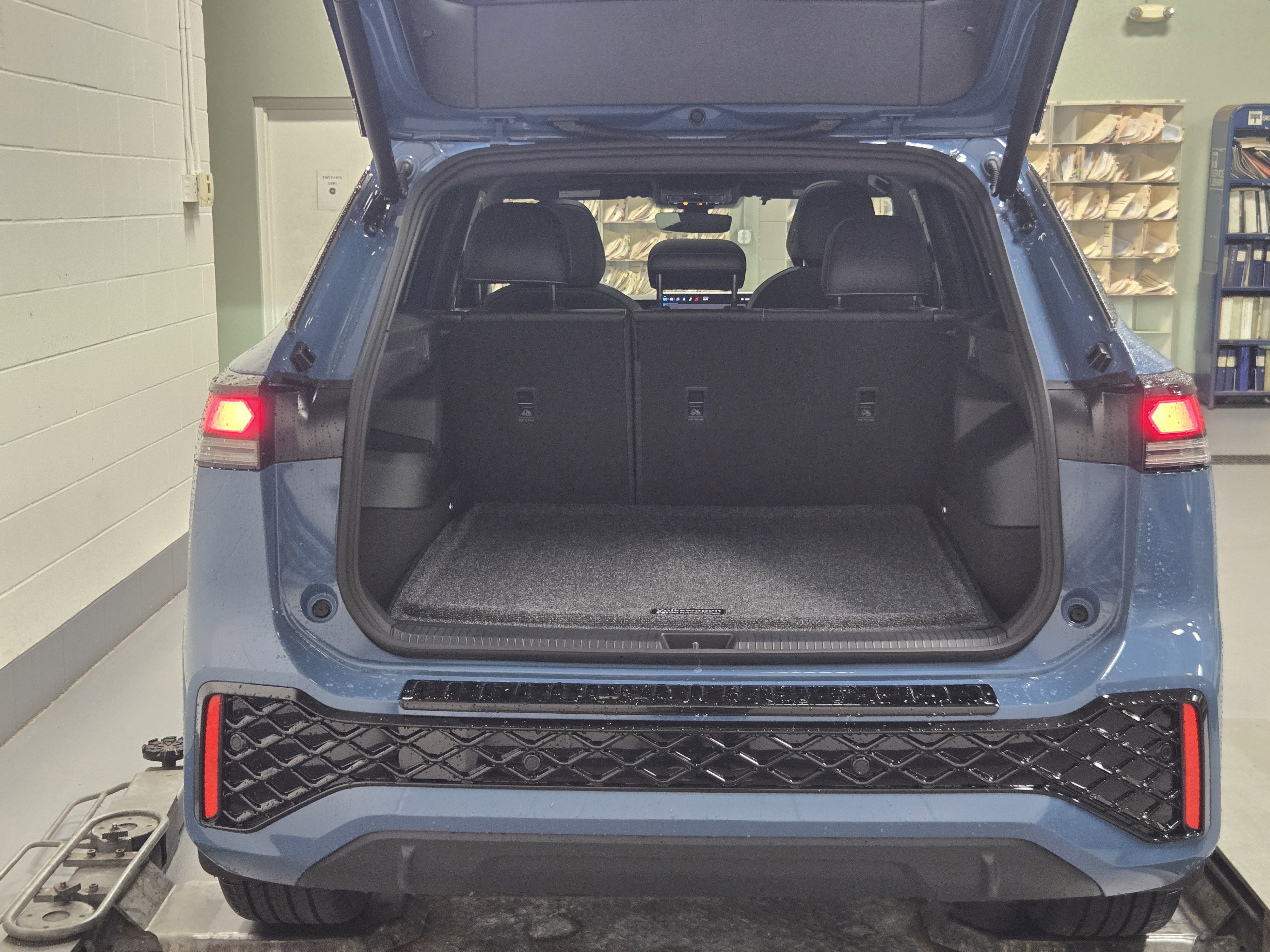 New 2025 Volkswagen Tiguan SE R-Line image 29