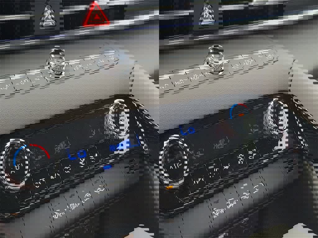 New 2025 Hyundai Elantra SEL image 31