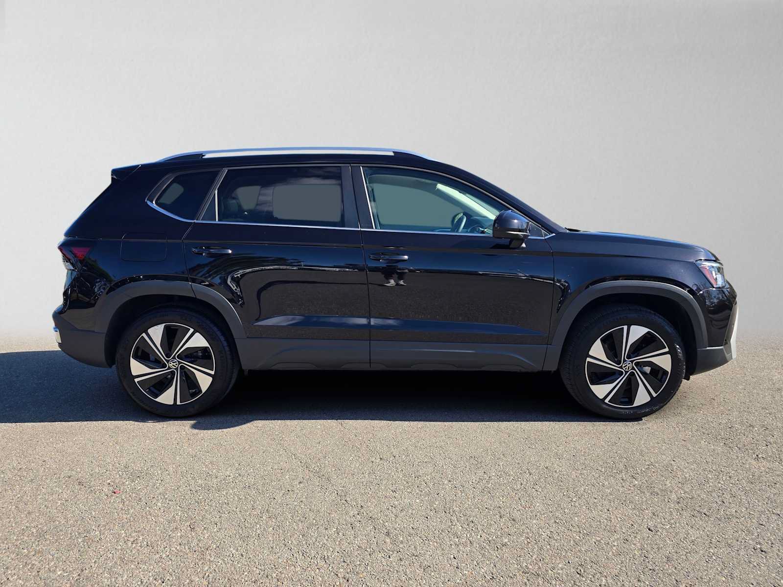 Used 2026 Volkswagen Taos SE AWD/4WD image 2