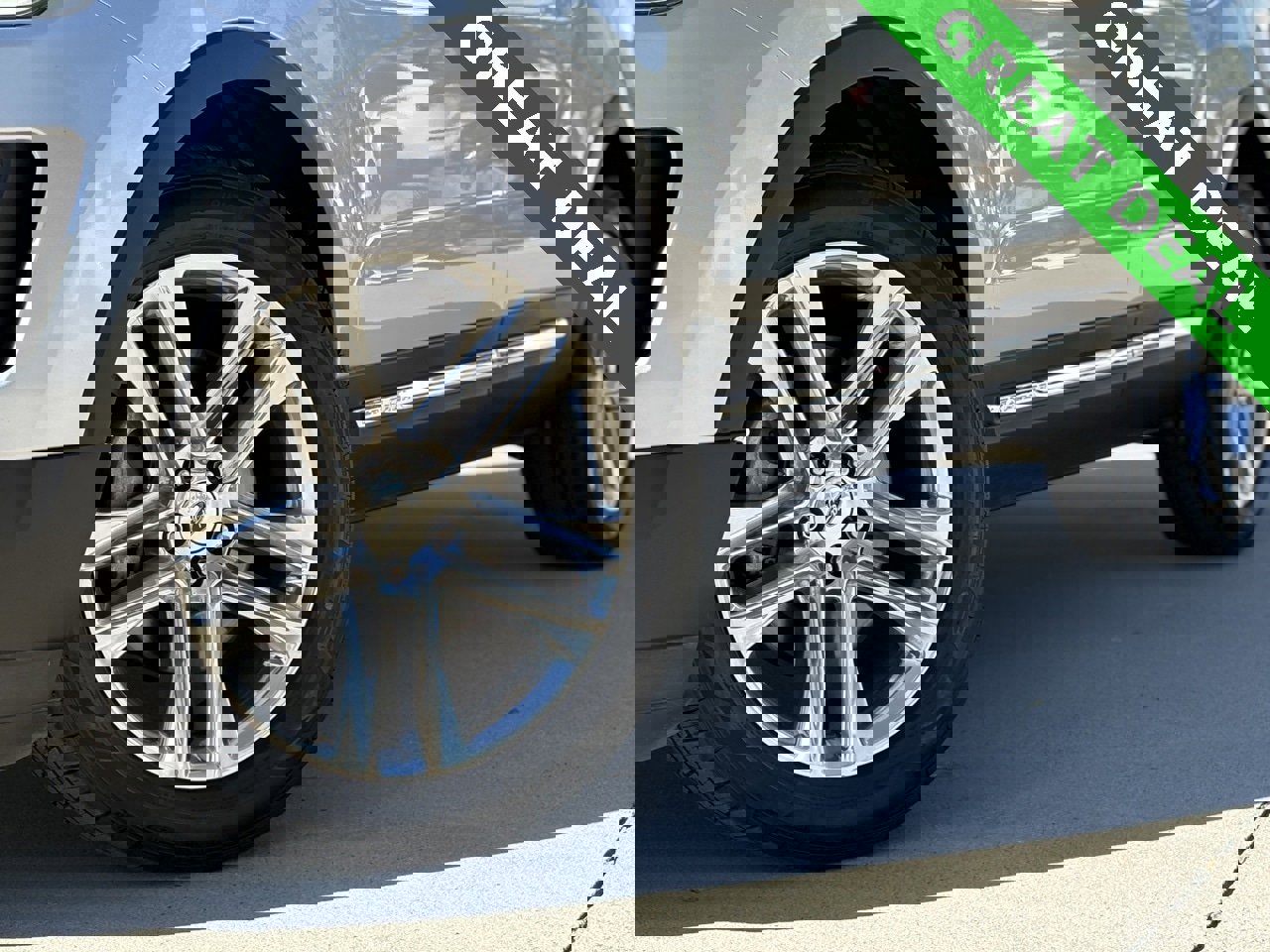 Used 2017 Ford Explorer XLT w/ Equipment Group 202A image 8