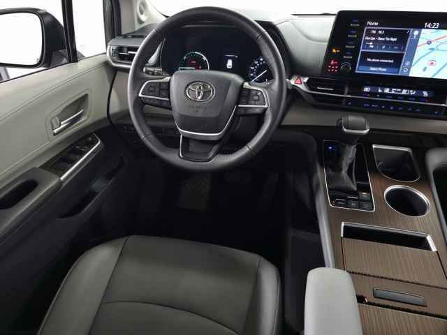 Used 2023 Toyota Sienna XLE image 19