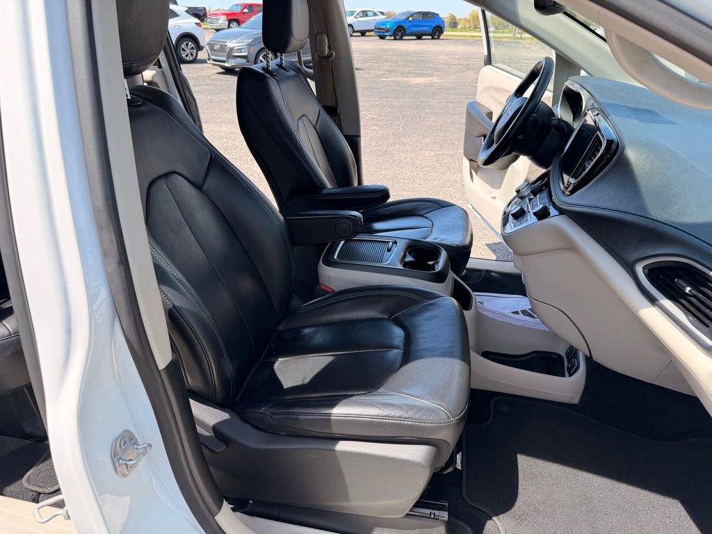 Used 2021 Chrysler Pacifica Touring-L FWD image 34