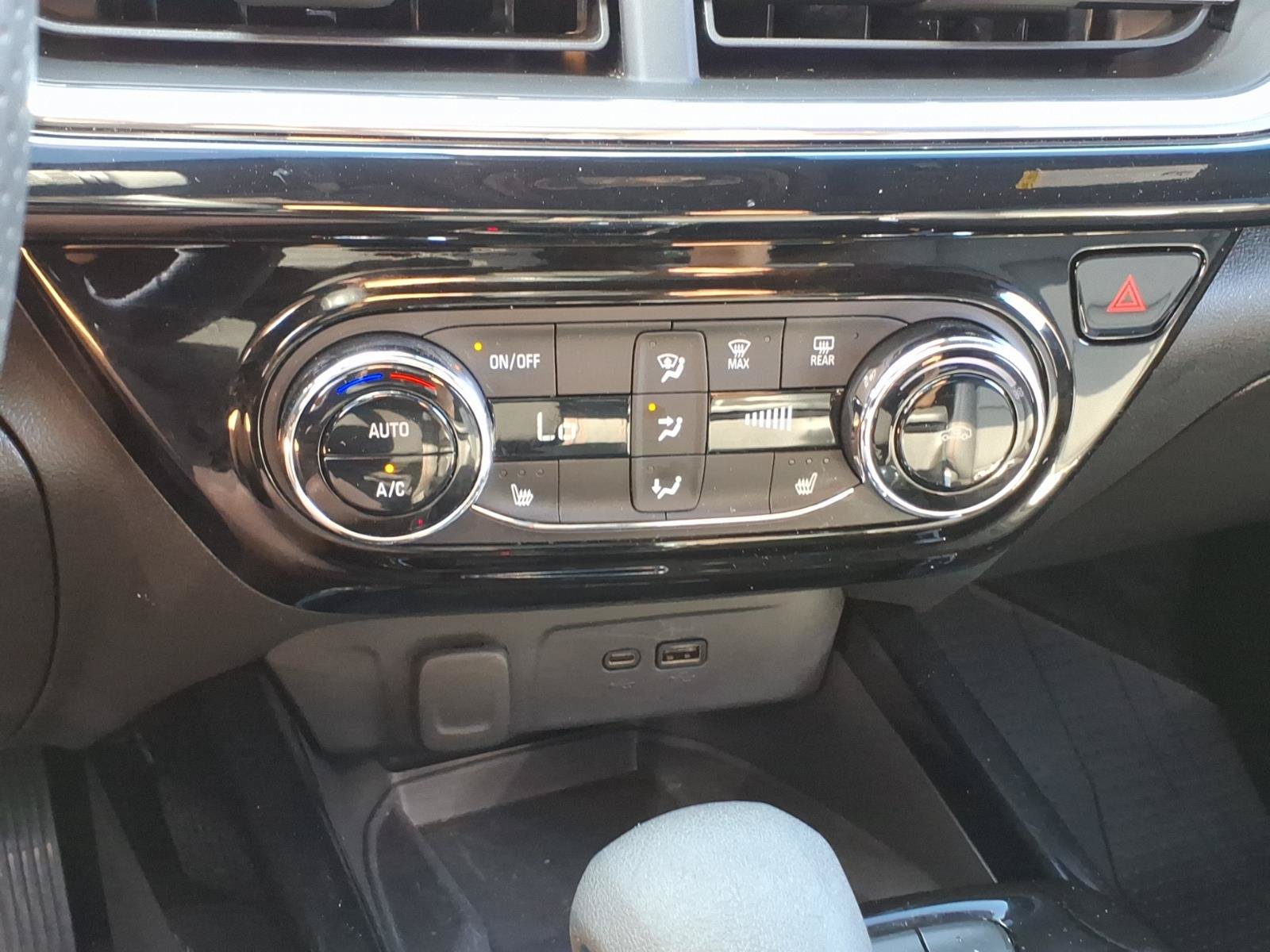 Used 2024 Chevrolet Trax RS w/ Sunroof Package FWD image 18