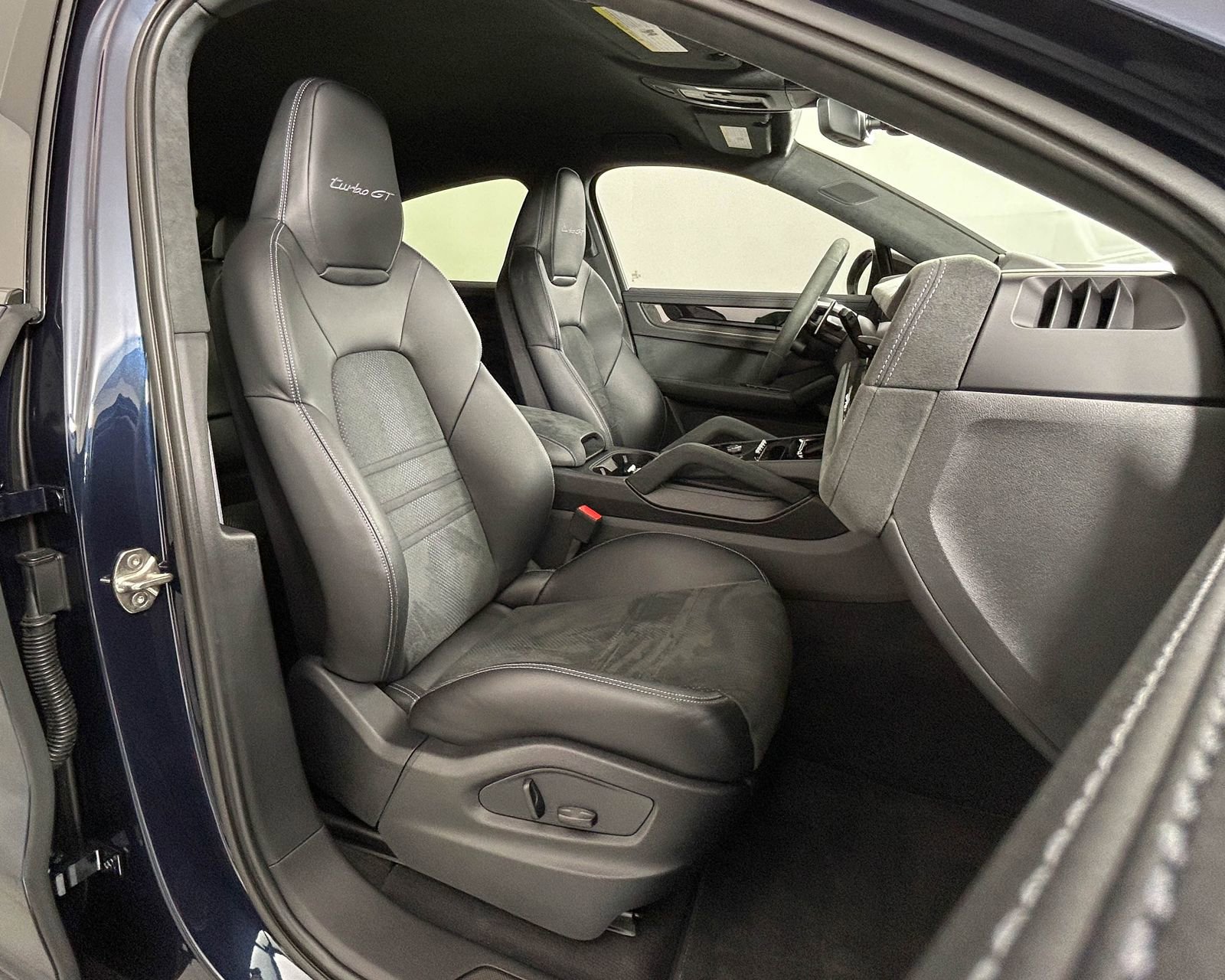 Used 2024 Porsche Cayenne Turbo GT image 23