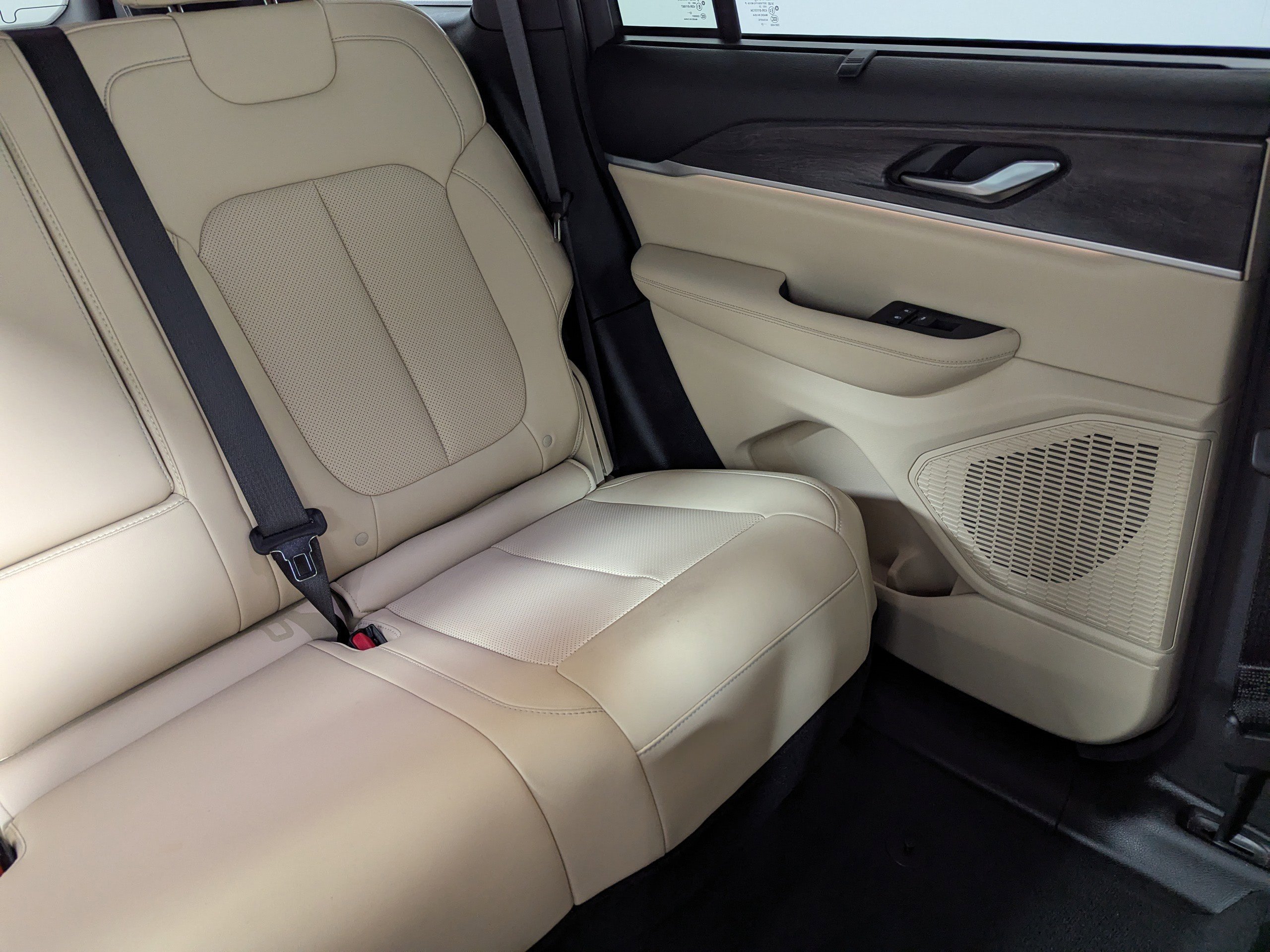 Used 2023 Jeep Grand Cherokee Limited w/ Luxury Tech Group II RWD image 14